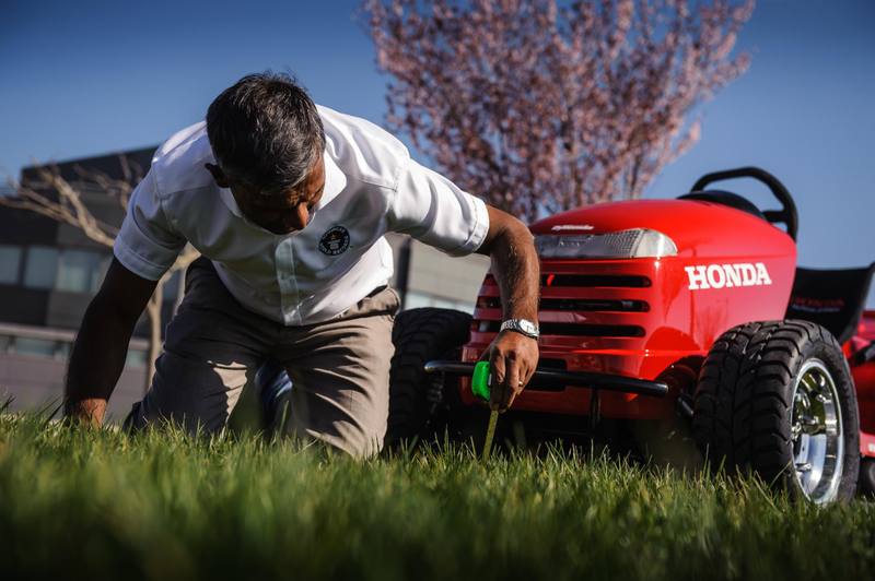 Illustration for article titled Watch And Hear Honda's 1000cc Lawn Mower Hit 130 MPH
